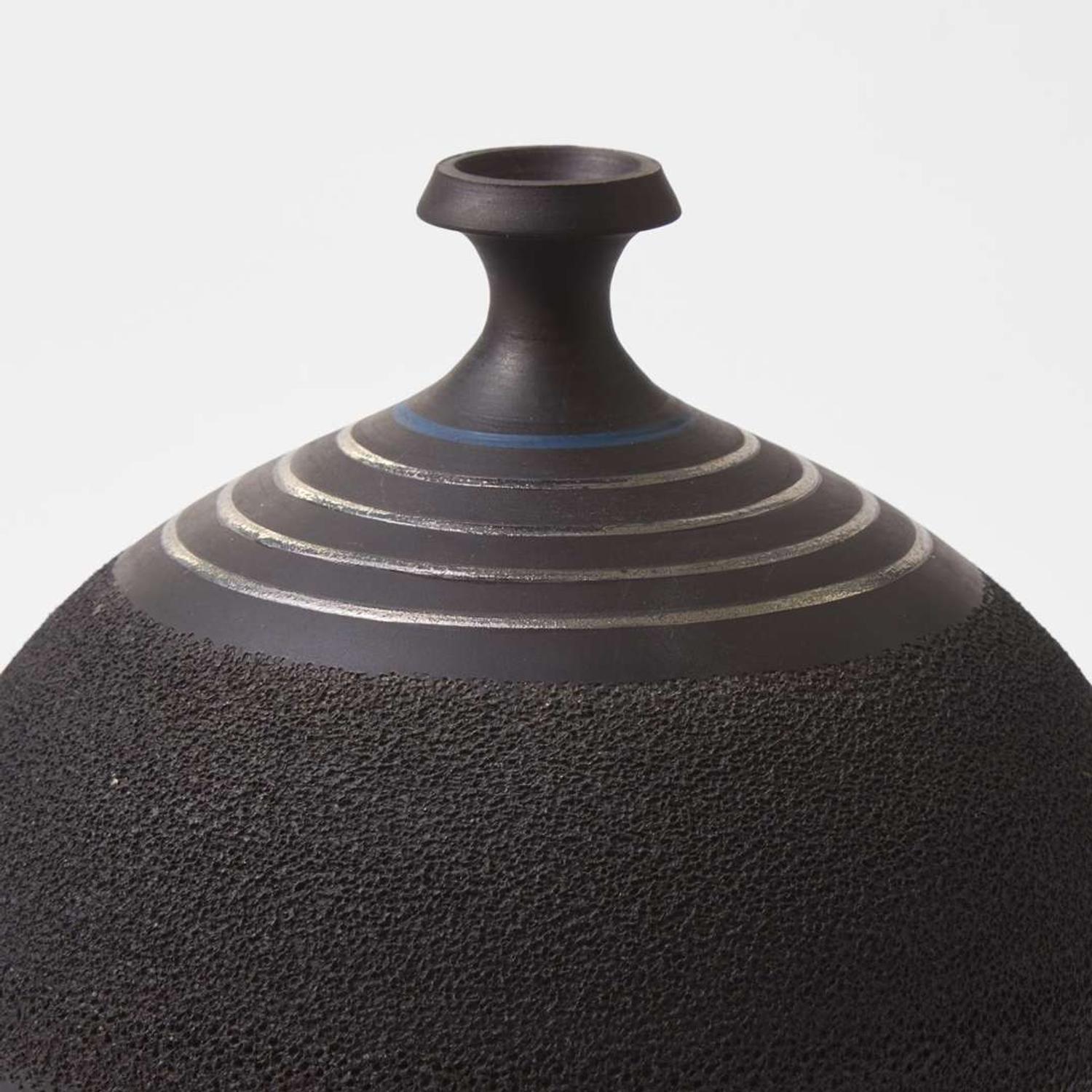 A Wedgwood Frank Brookes Black Basalt Studio Pottery Vase UK, 1980