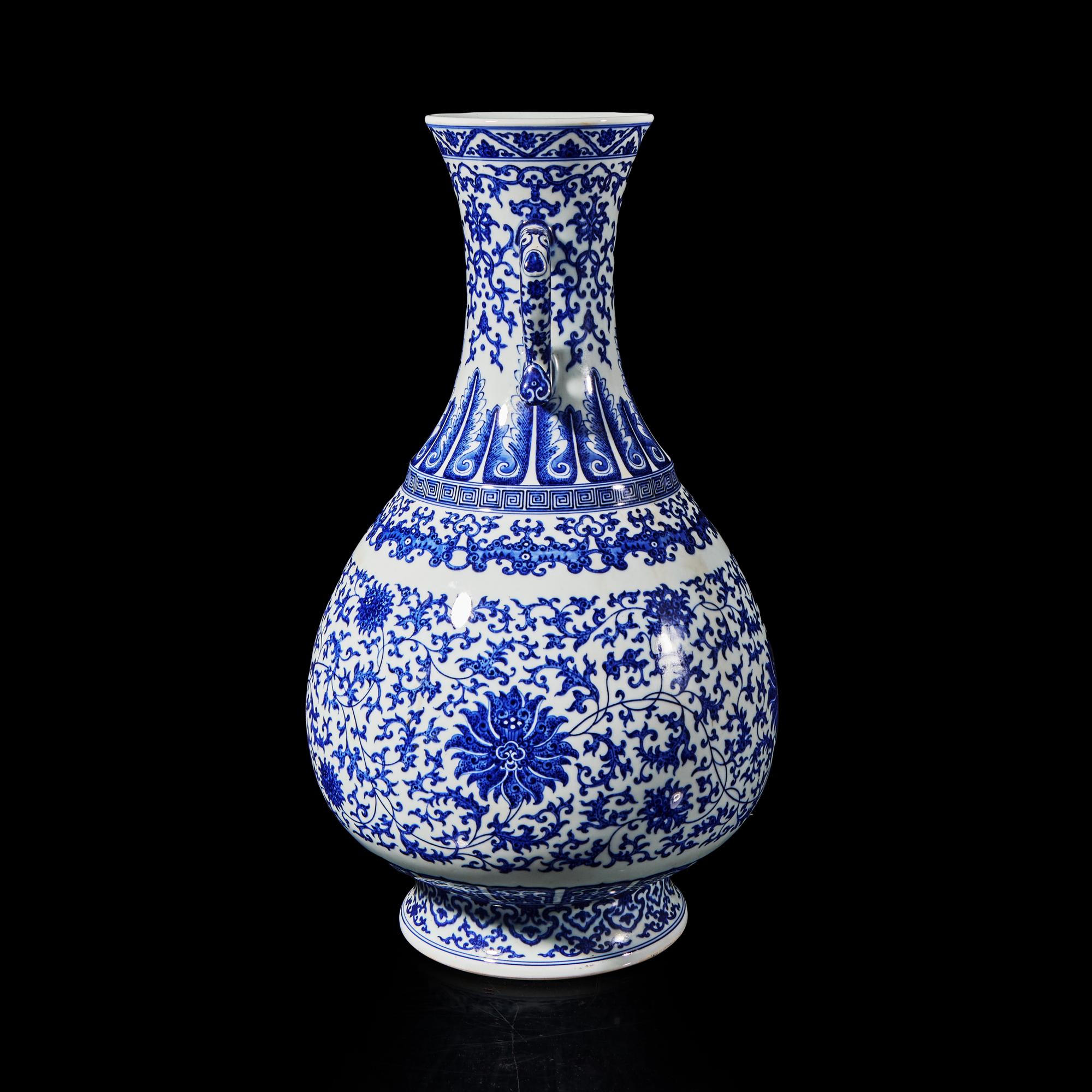 A Large Chinese Blue and White Porcelain Vase, 20th Century 近代 青花纏枝蓮紋雙耳瓶