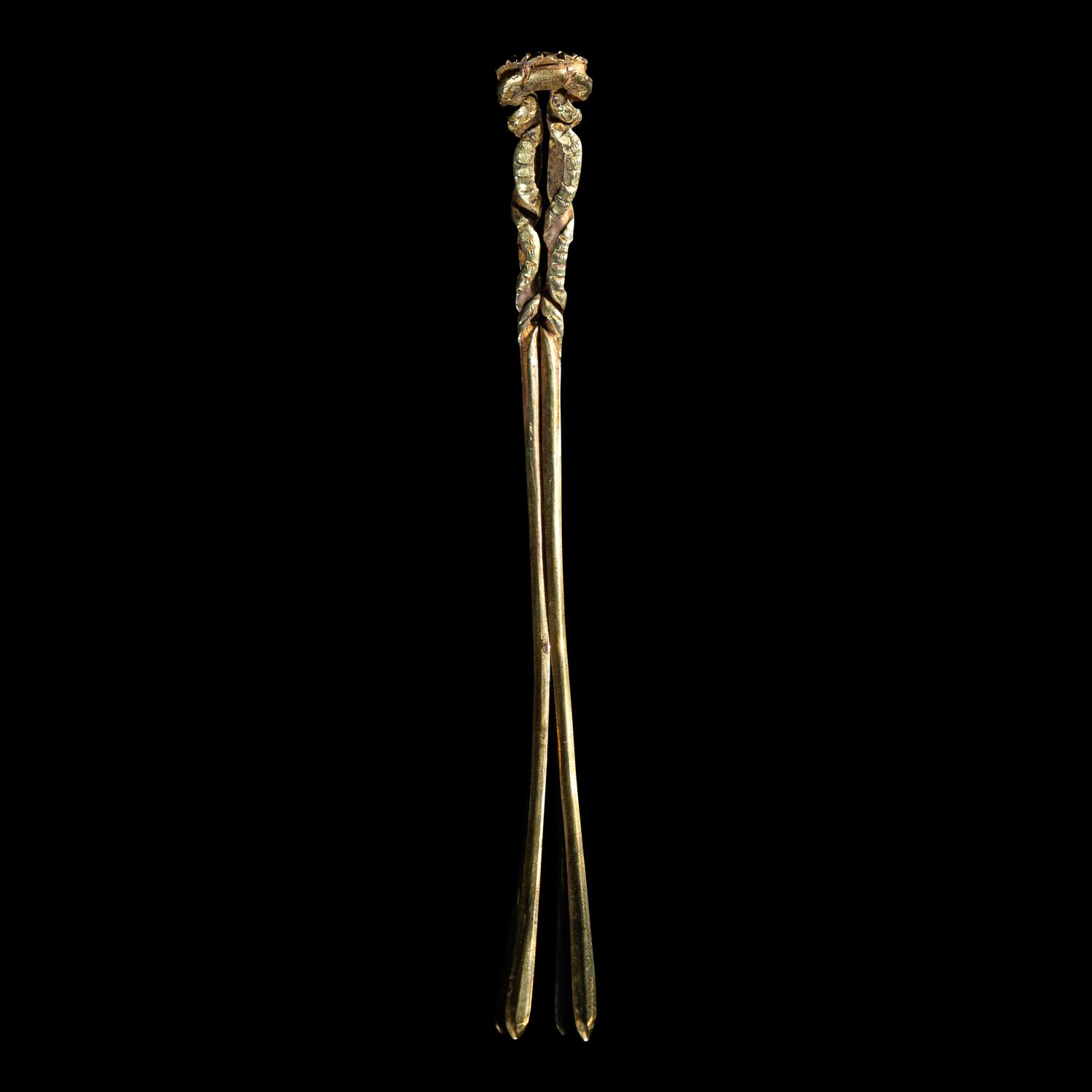 A Chinese Gold Hairpin, Chai, Yuan Dynasty 元 金螭虎釵