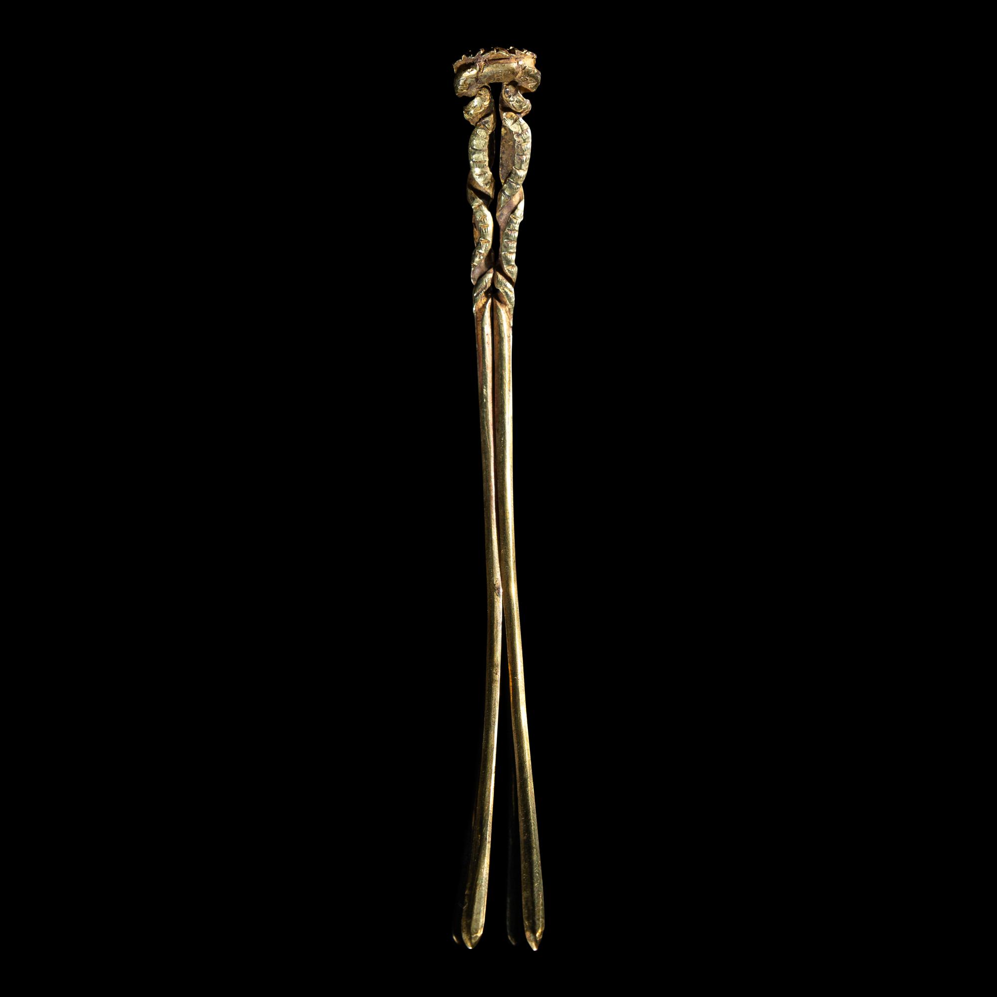 A Chinese Gold Hairpin, Chai, Yuan Dynasty 元 金螭虎釵