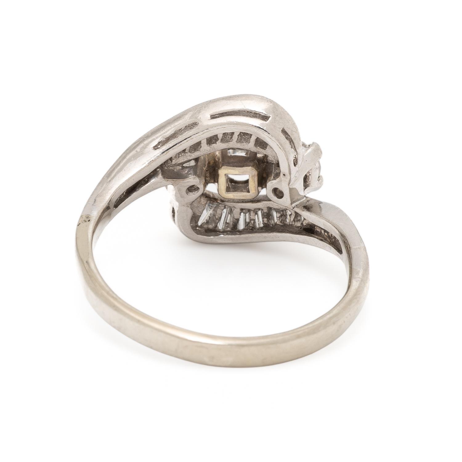 DIAMOND AND WHITE GOLD RING