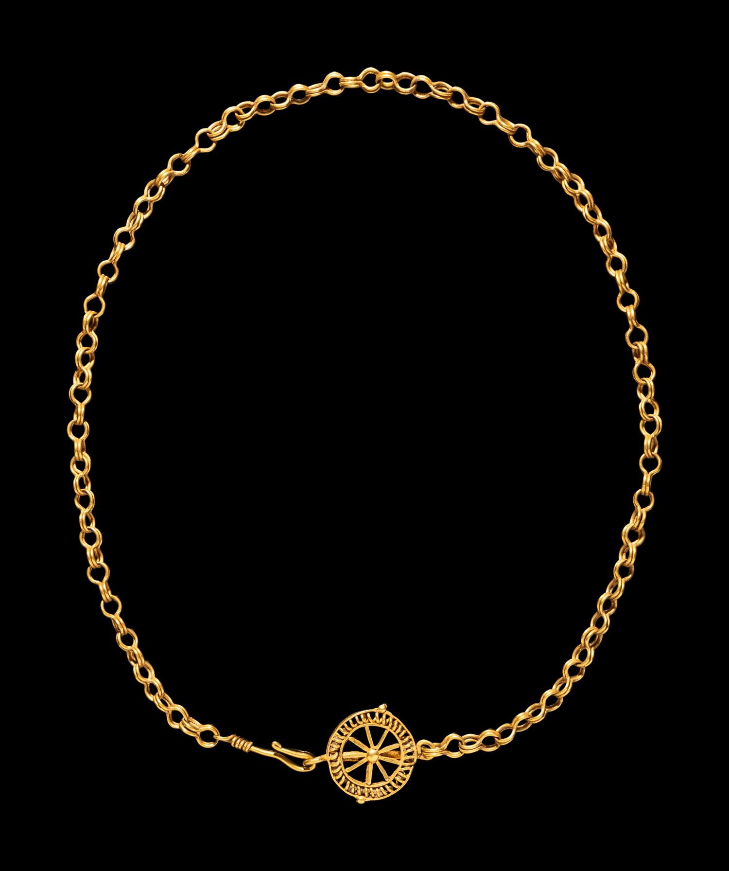 A Roman Gold Necklace with a Wheel Clasp