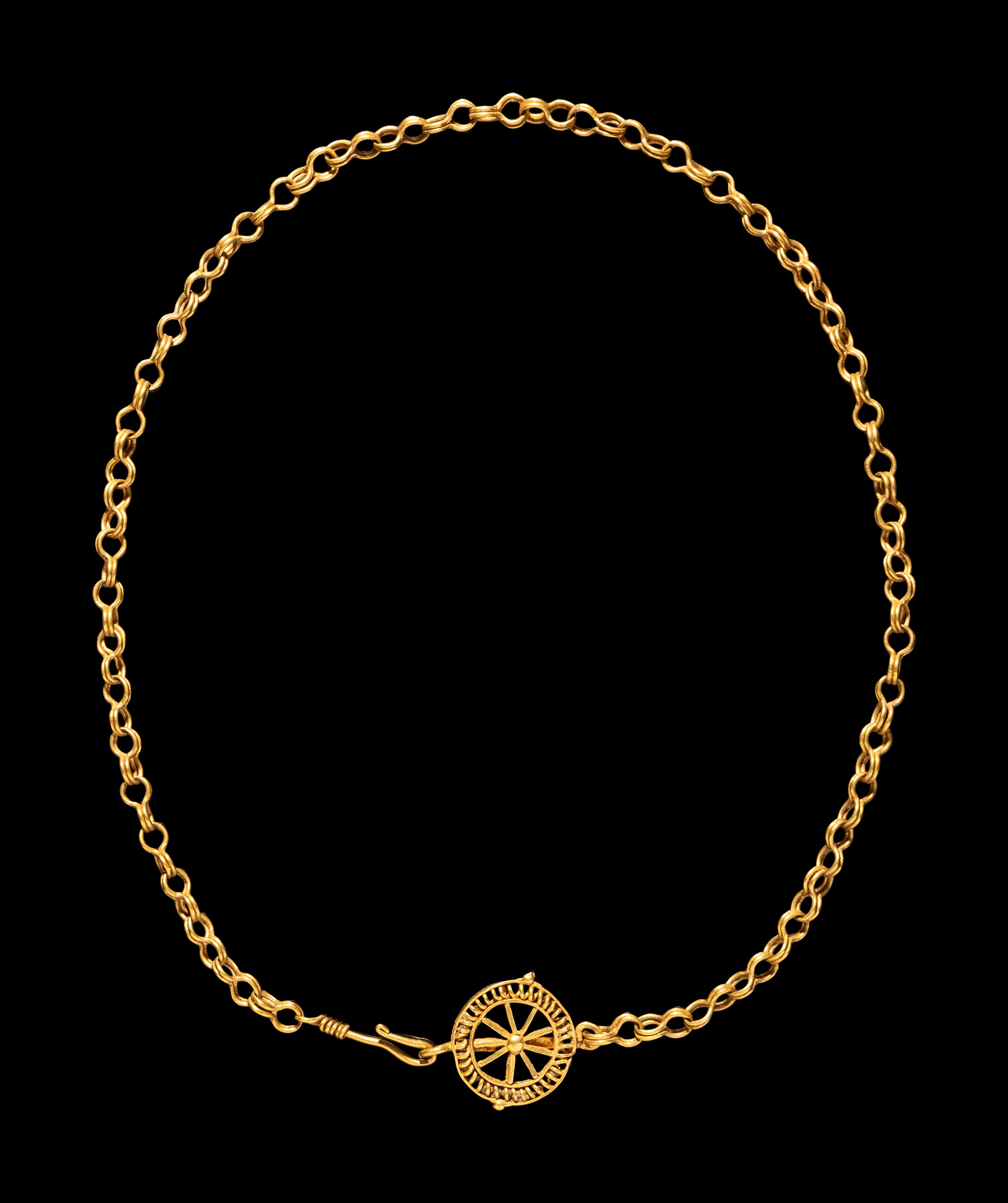 A Roman Gold Necklace with a Wheel Clasp