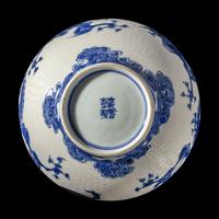 A Japanese Blue and White 'Dragon' Porcelain Alms Bowl by Makuzu Kozan, Taisho-Showa Period 宮川香山製青花龍紋缽