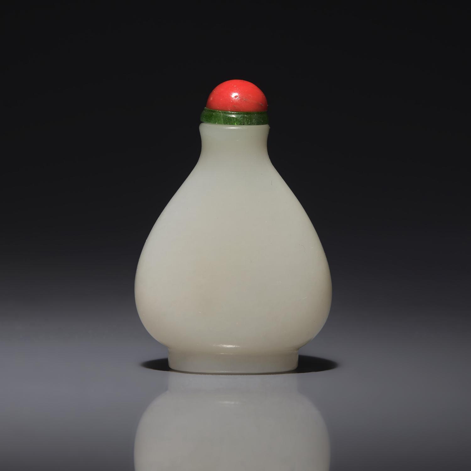 A Chinese White Jade Snuff Bottle, 18th/19th Century 清中期 白玉素面鼻烟壺