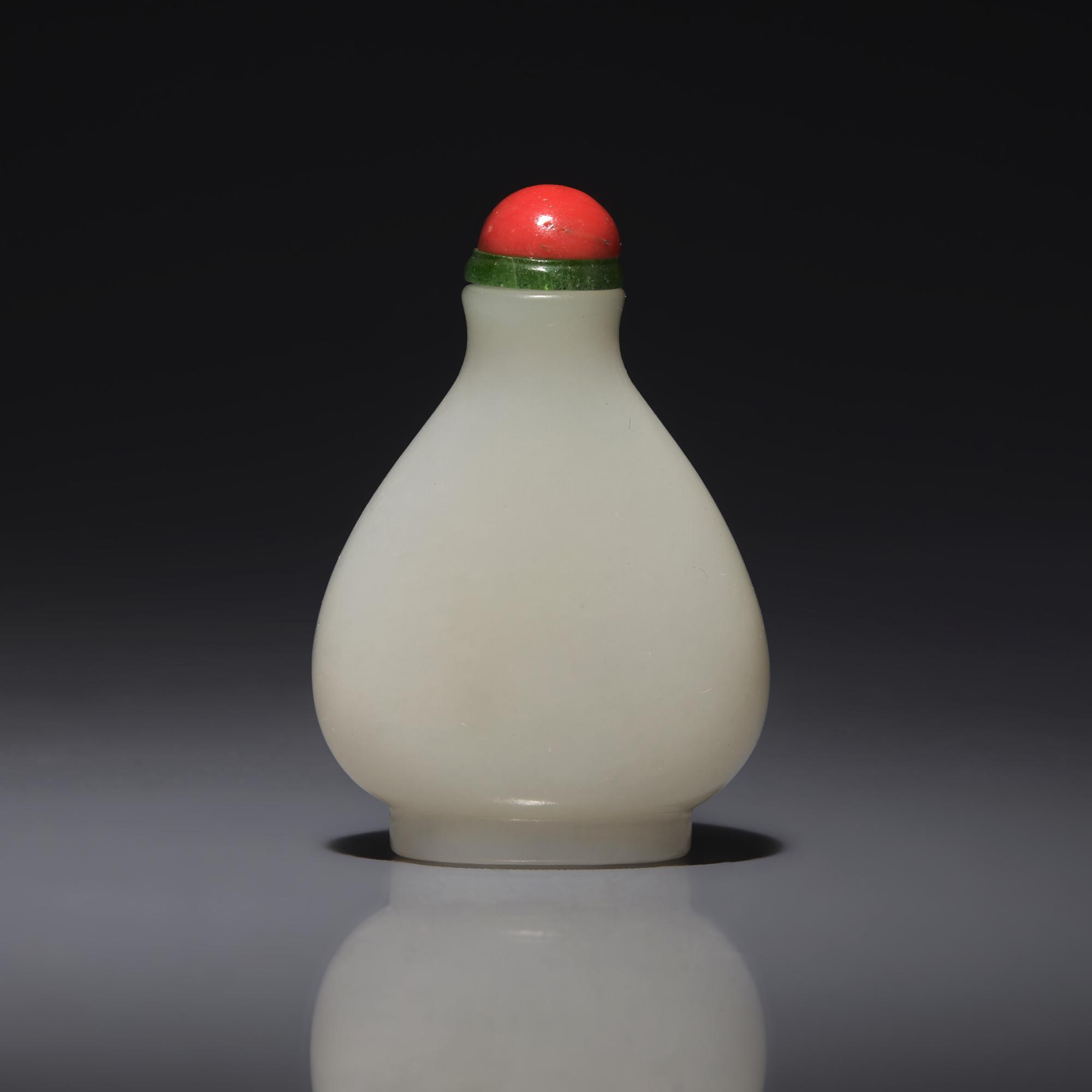 A Chinese White Jade Snuff Bottle, 18th/19th Century 清中期 白玉素面鼻烟壺