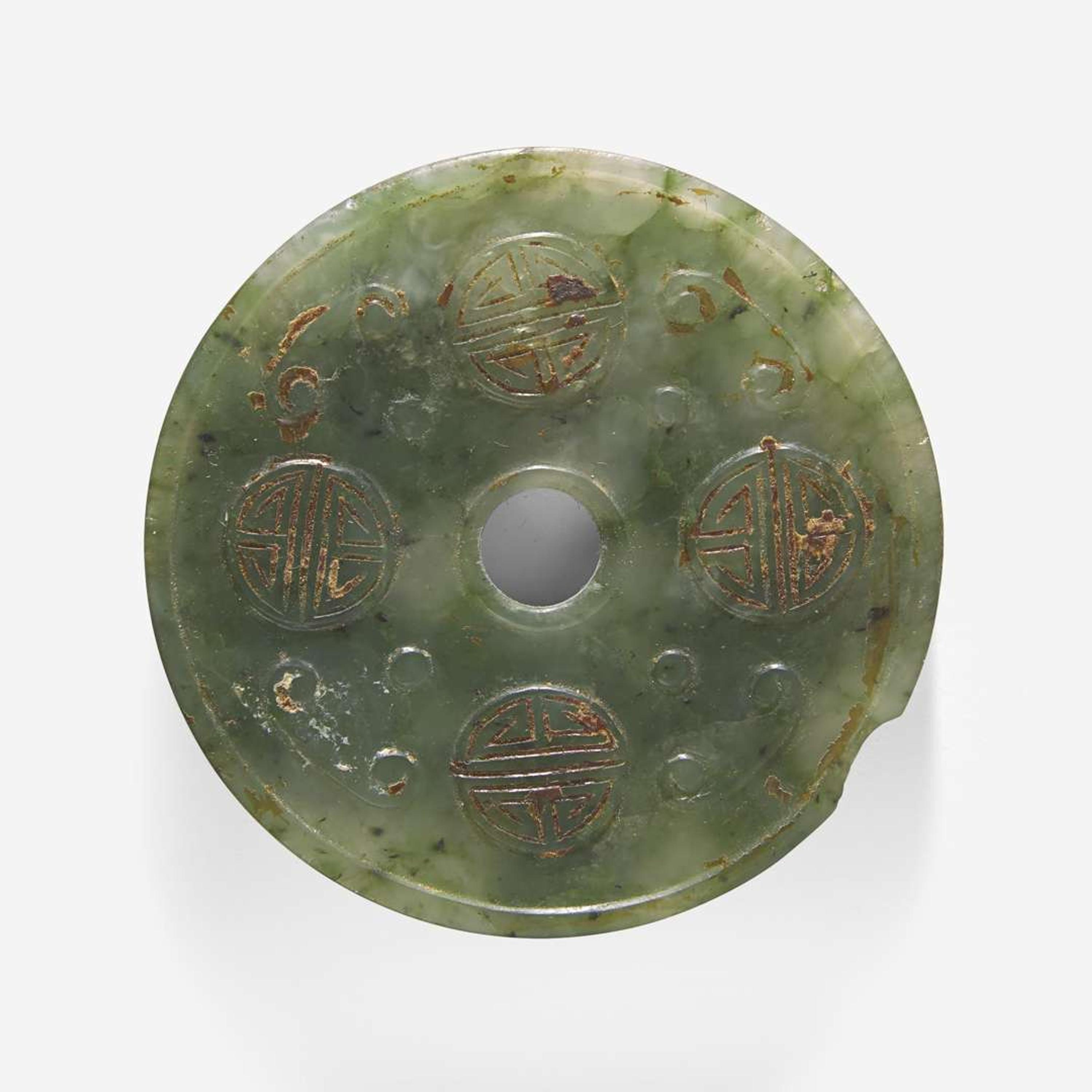 A Chinese jade-embellished cloisonné box 翠玉嵌掐丝珐琅圆盒
