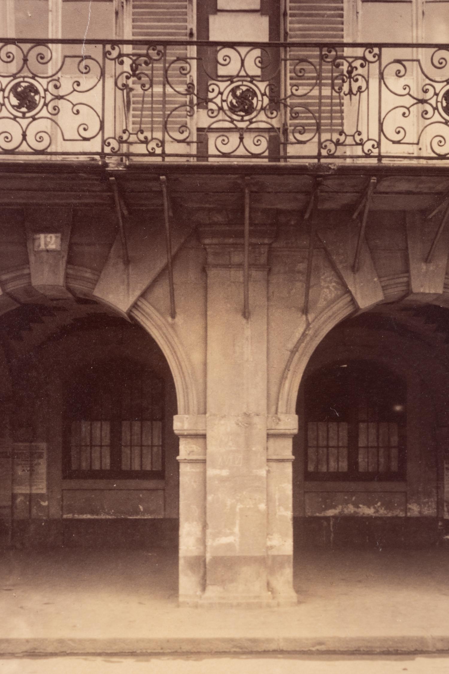 A group of four photographs ( Hôtel de Mainville, place des Vosges 12 , 1911-1912; Hôtel de Canhillac, place des Vosges 14 , 1911-1912; Hôtel de Nevers, 18 rue Seguier , 1908; Hôtel Beauffremont, rue de Grenelle 87 , 1901)