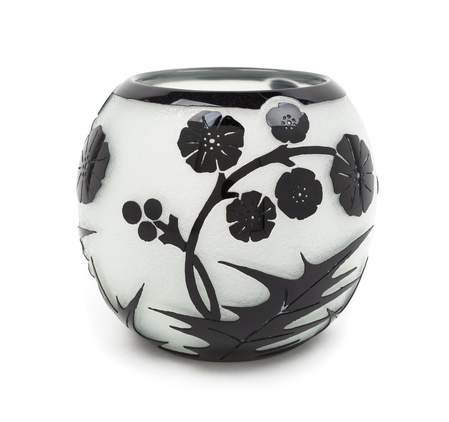 Steuben, FIRST HALF 20TH CENTURY, a cameo glass vase, with floral decoration