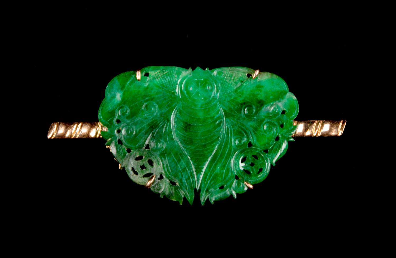 A Chinese Spinach Jade Inset 14K Yellow Gold Brooch
