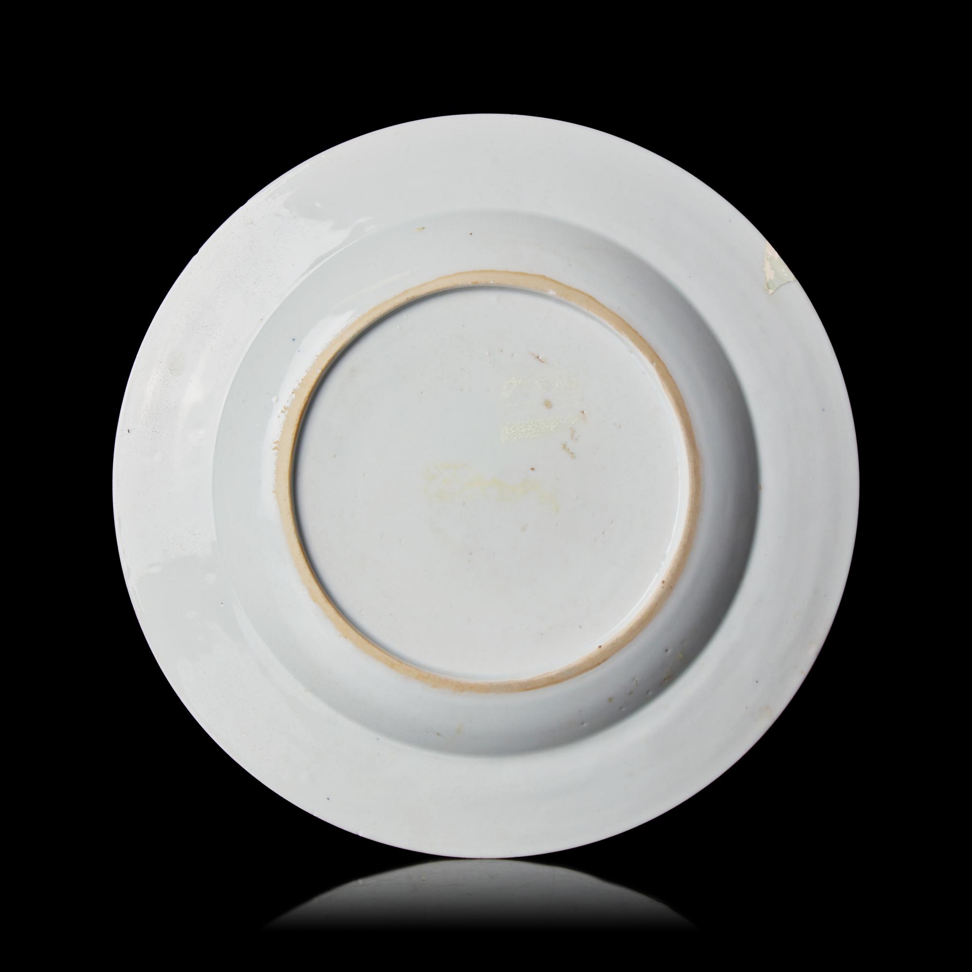 A Chinese Famille Rose 'Meiren' Dish, Yongzheng-Early Qianlong Period — 清雍正-乾隆早期 粉彩庭院仕女圖賞盤