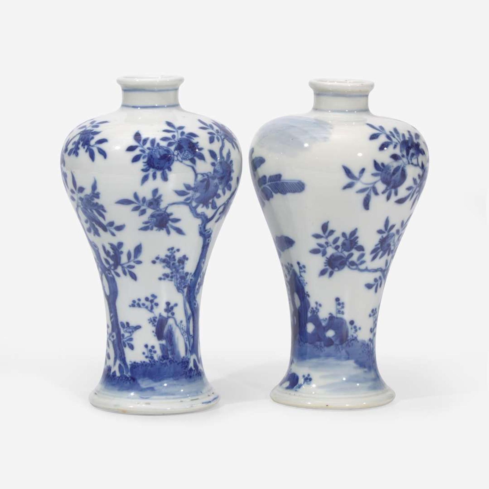 A pair of Chinese blue and white porcelain baluster vases 青花观音瓶一对 Late Qing to Republic period ?????