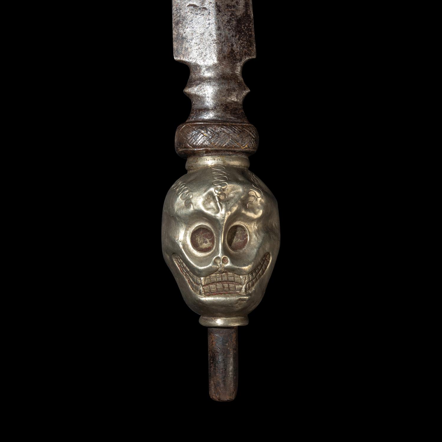 A Tibetan Silver and Bronze Ritual Spear Head with Skull, 19th Century 十九世紀 銅鑲銀金剛橛