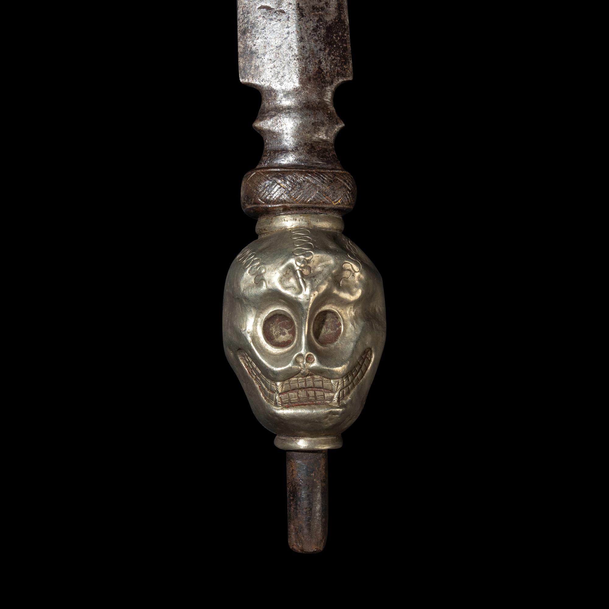 A Tibetan Silver and Bronze Ritual Spear Head with Skull, 19th Century 十九世紀 銅鑲銀金剛橛