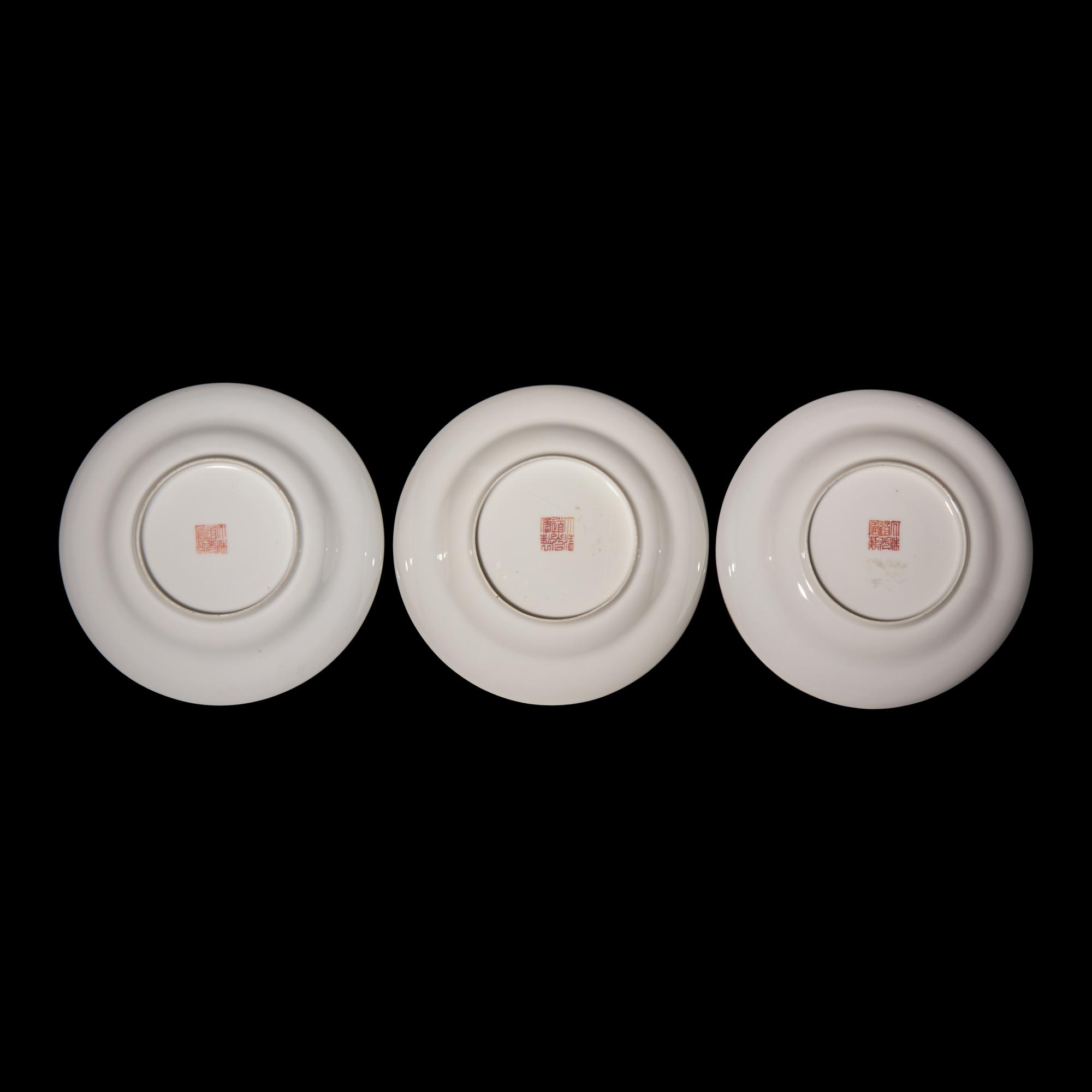 Three Chinese Famille Rose Porcelain 'Wu Shuang Pu' Small Dishes, 19th Century — 清晚期 粉彩無雙譜賞盤三件