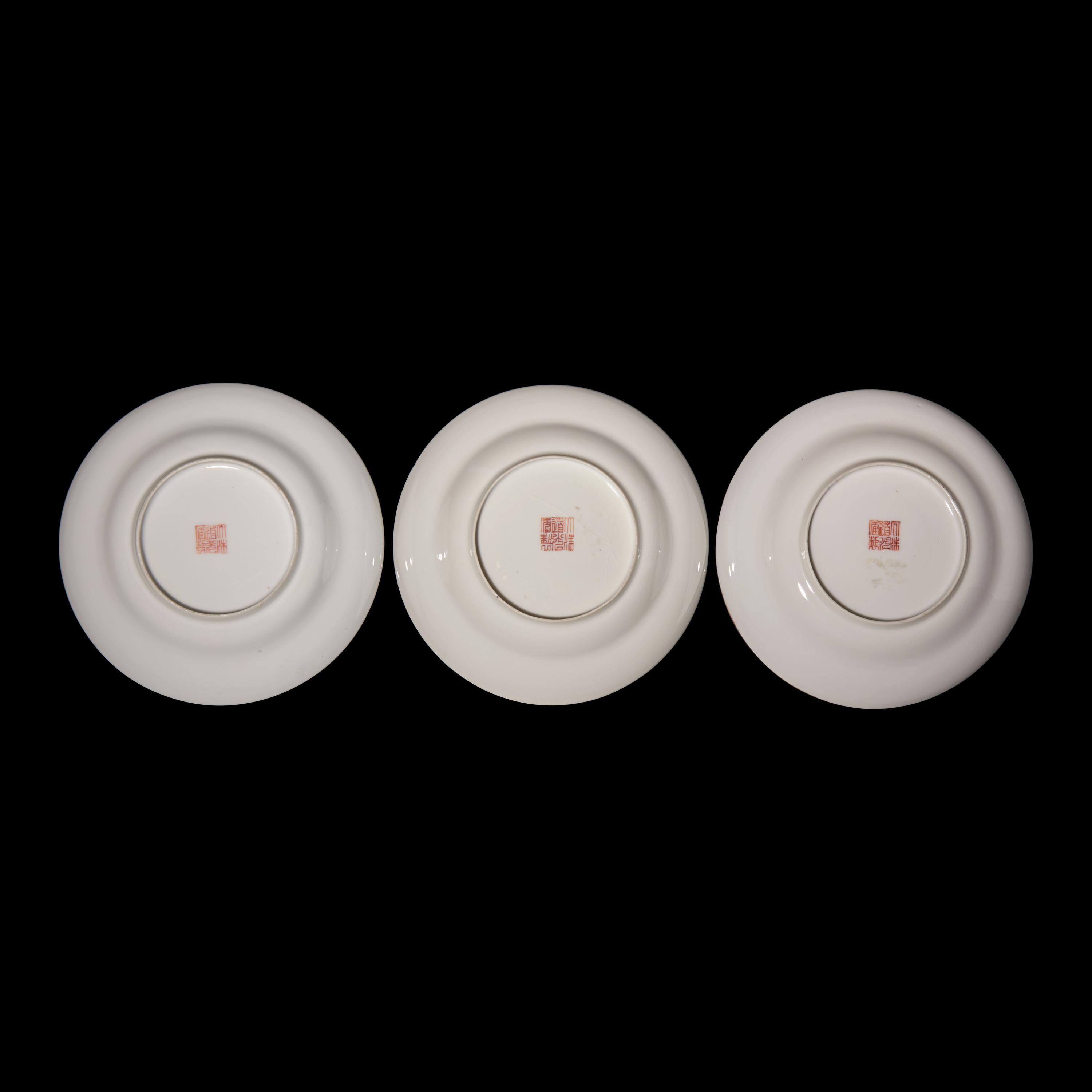 Three Chinese Famille Rose Porcelain 'Wu Shuang Pu' Small Dishes, 19th Century — 清晚期 粉彩無雙譜賞盤三件