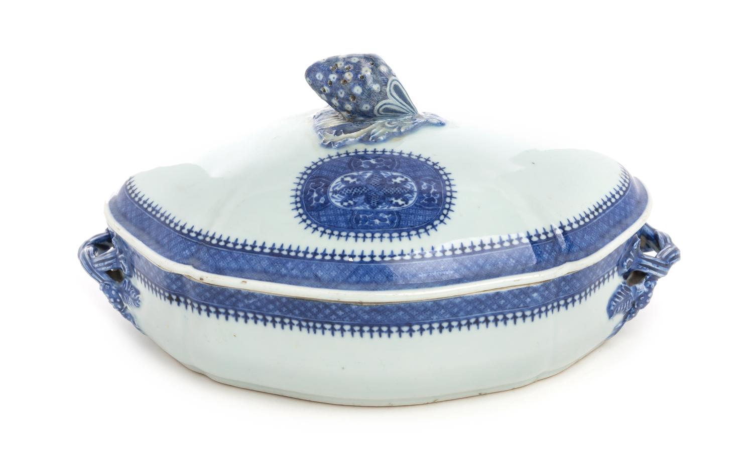 A Chinese Export Porcelain Covered Tureen Width 14 inches. — 19TH CENTURY
