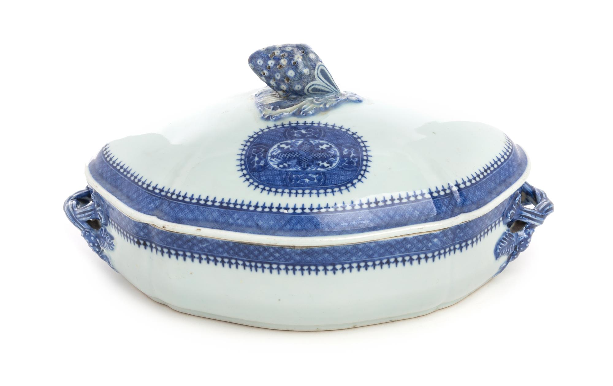 A Chinese Export Porcelain Covered Tureen Width 14 inches. — 19TH CENTURY