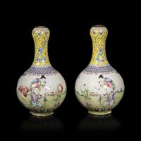 A pair of Chinese Canton Enamel Garlic--Head Vases, Republic Period 民國 廣式銅胎畫琺琅人物圖蒜頭瓶一對