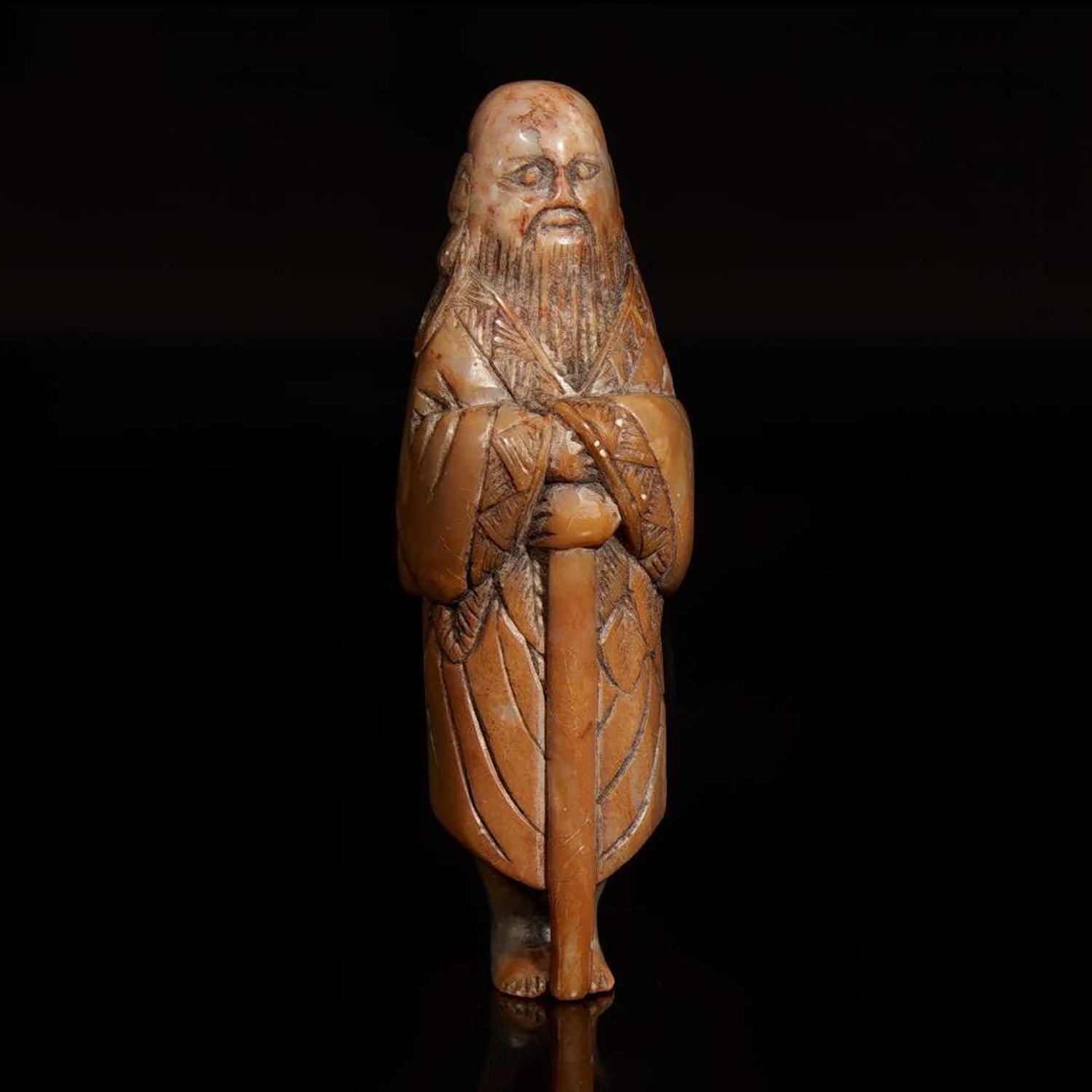 A Chinese carved brown and grey soapstone "Sennin" netsuke 中國壽山石“仙人”根付 18th/ early 19th century ????????