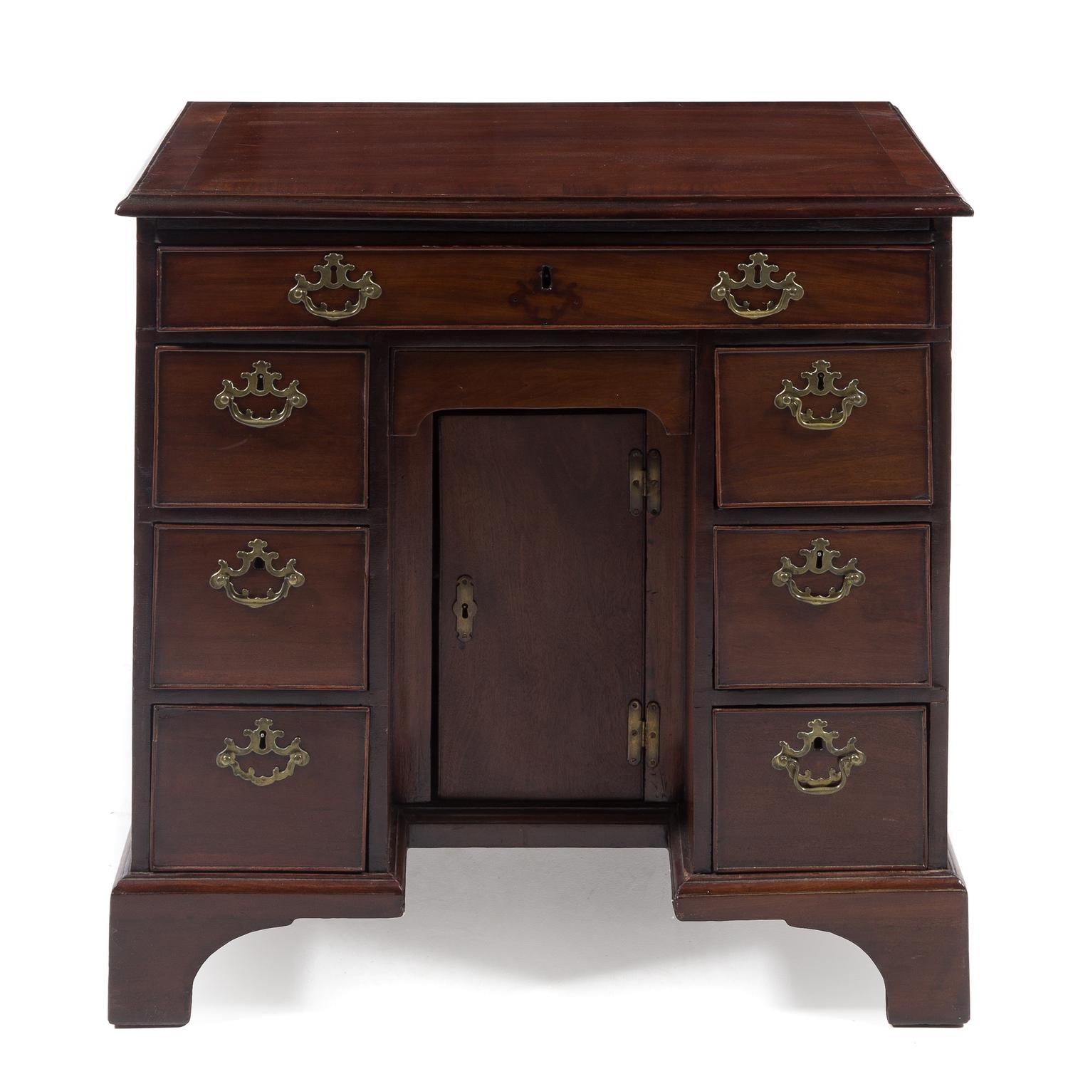 A George III Mahogany Kneehole Desk Height 31 1/4 x width 32 x depth 19 1/4 inches. — 18TH/19TH CENTURY