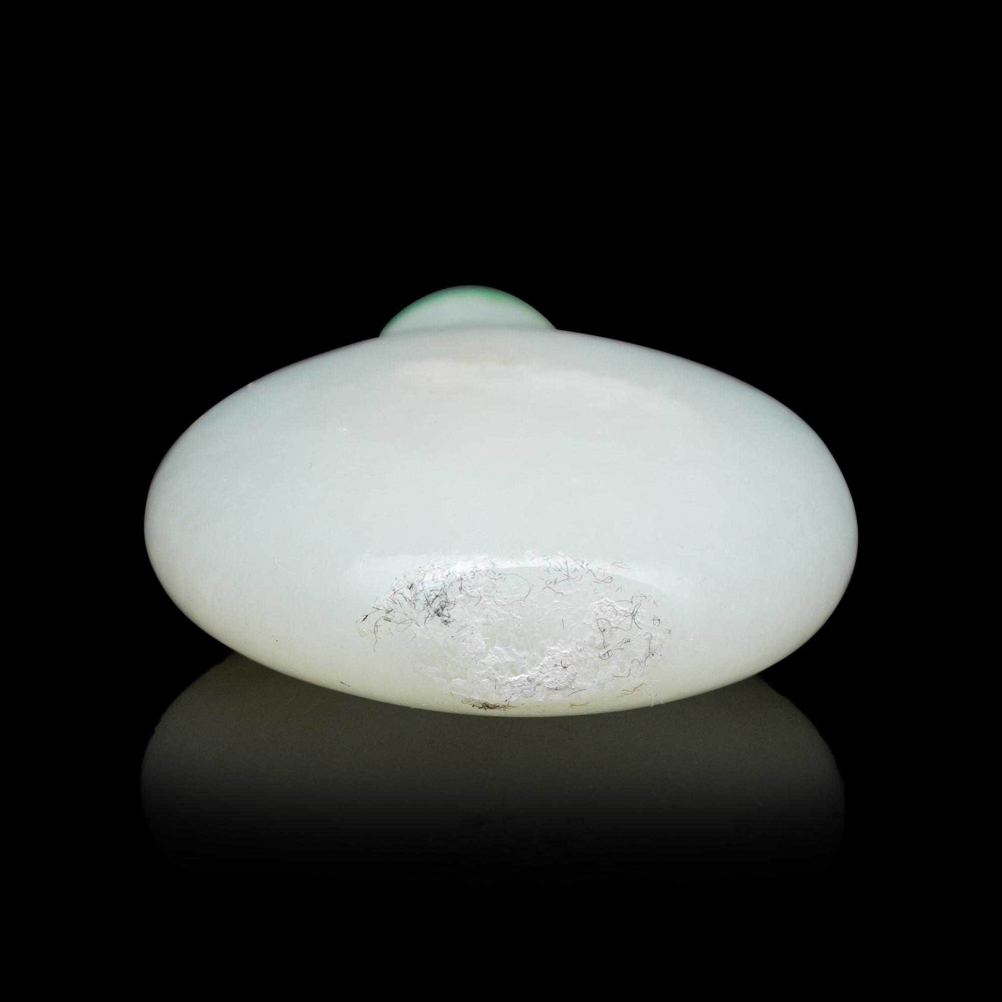 A Chinese White Jade Snuff Bottle, 18th/19th Century 清中期 白玉素面鼻烟壺