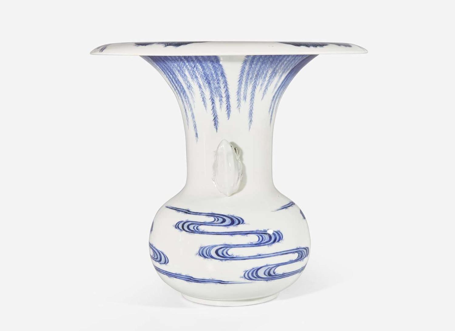 A fine and rare Hirado porcelain "Frogs and Willows" vase, 19th century 平戶青花瓷樽 十九世紀