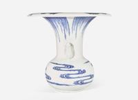 A fine and rare Hirado porcelain "Frogs and Willows" vase, 19th century 平戶青花瓷樽 十九世紀