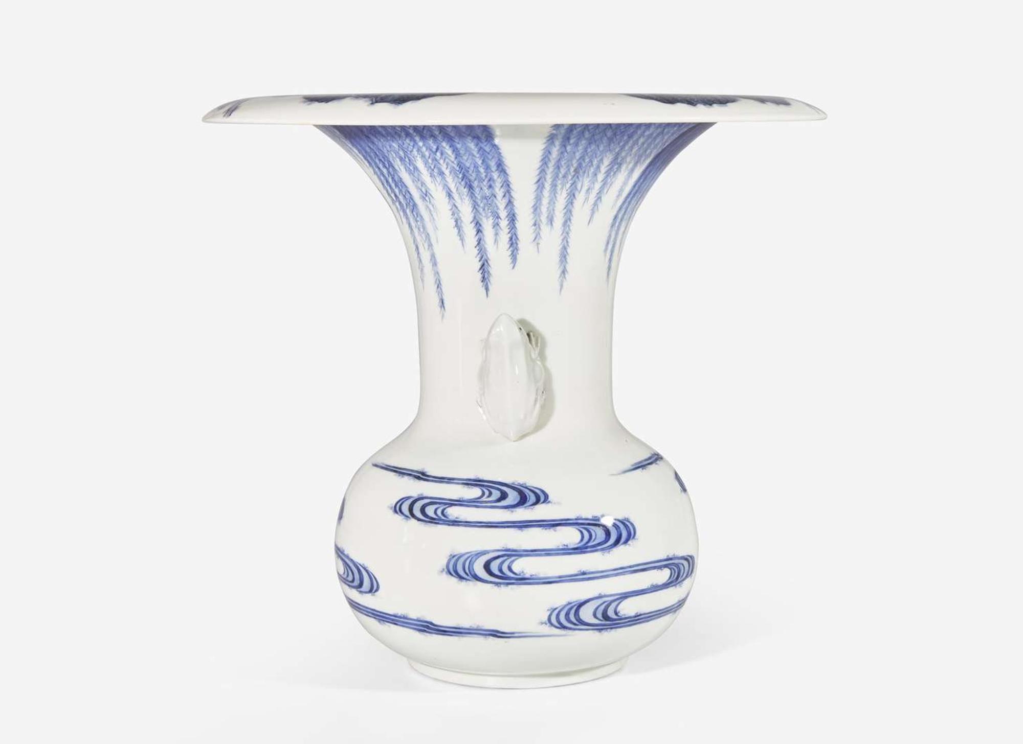 A fine and rare Hirado porcelain "Frogs and Willows" vase, 19th century 平戶青花瓷樽 十九世紀