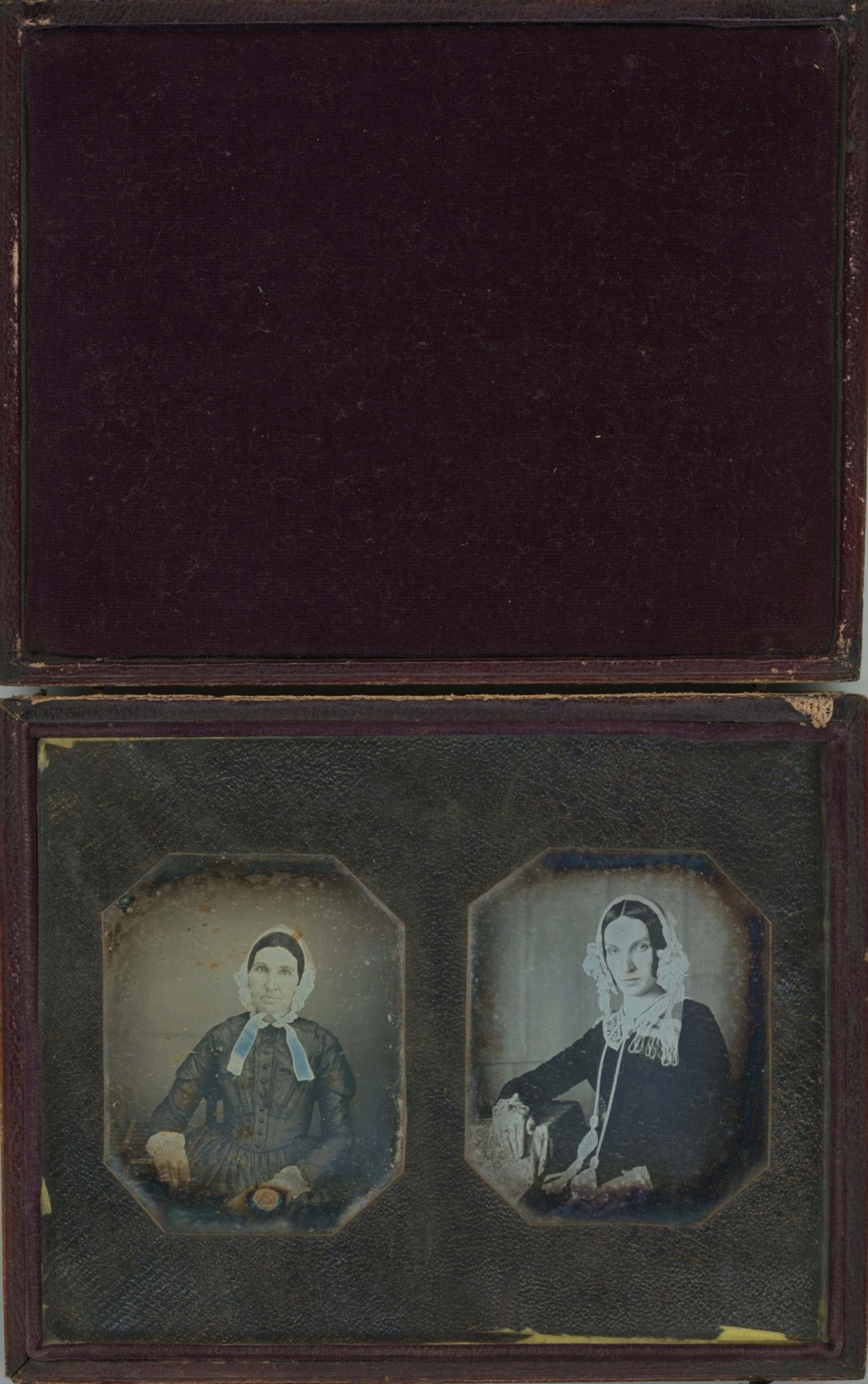 [Daguerreotype] Early Mother and Daughter
