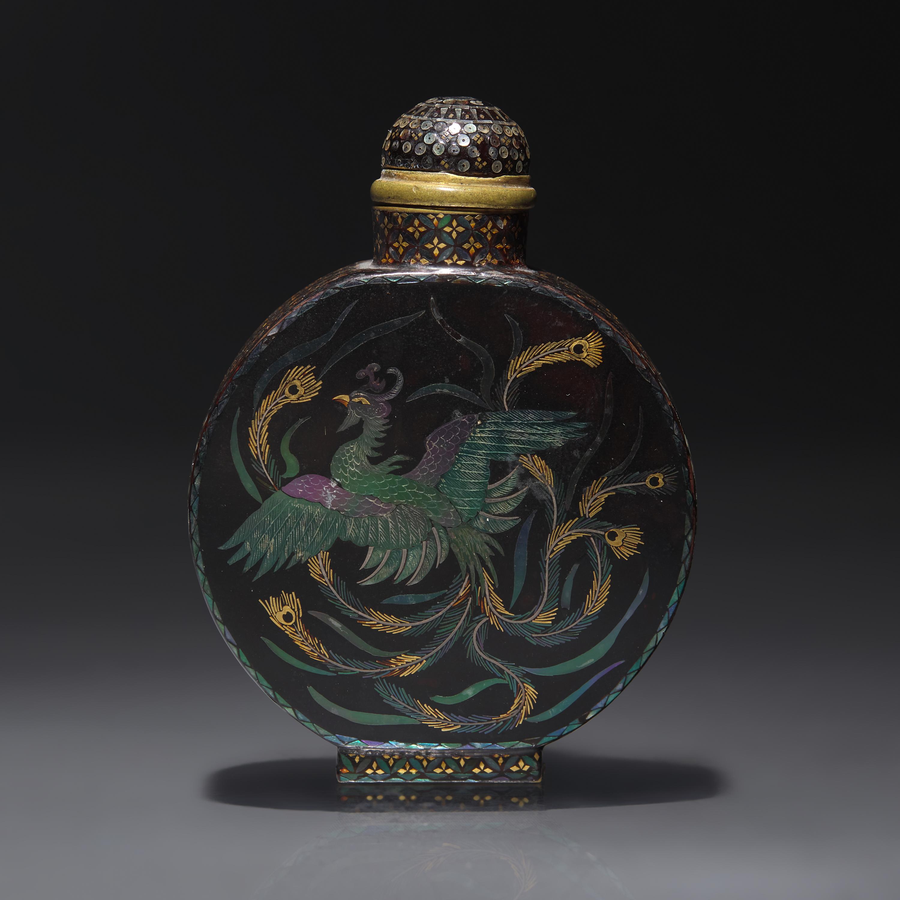 A Lac-Burgaute "Phoenix" Snuff Bottle, Circa 1854-1920 — 1854-1920年 日本黑漆嵌螺鈿鳳紋鼻煙壺