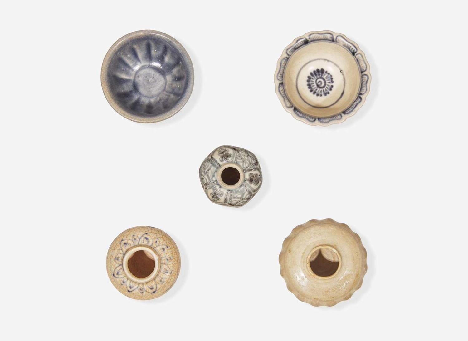 Two Vietnamese miniature bowls and three jarlets, Le dynasty, 15th-16th century 越南袖珍瓷器五件 後黎朝 十五或十六世紀