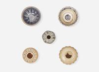 Two Vietnamese miniature bowls and three jarlets, Le dynasty, 15th-16th century 越南袖珍瓷器五件 後黎朝 十五或十六世紀
