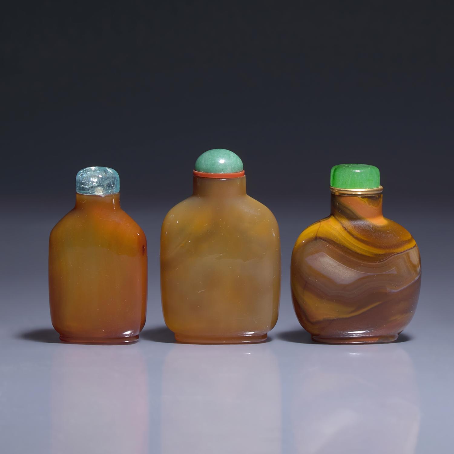 Three Chinese Agate Snuff Bottles, 18th-19th Century 清中期 瑪瑙鼻烟壺三支
