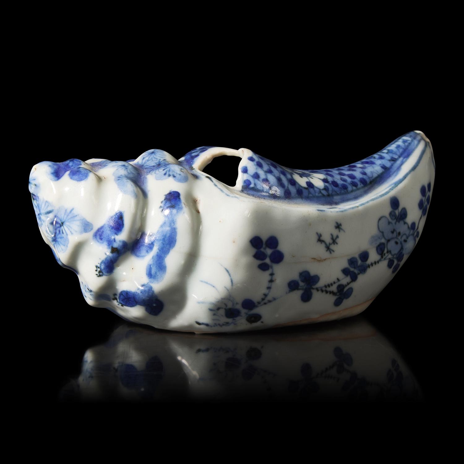 A Chinese Blue and White Porcelain Conch-Shaped Water dropper, Wanli Period 明萬曆 青花海螺式硯滴