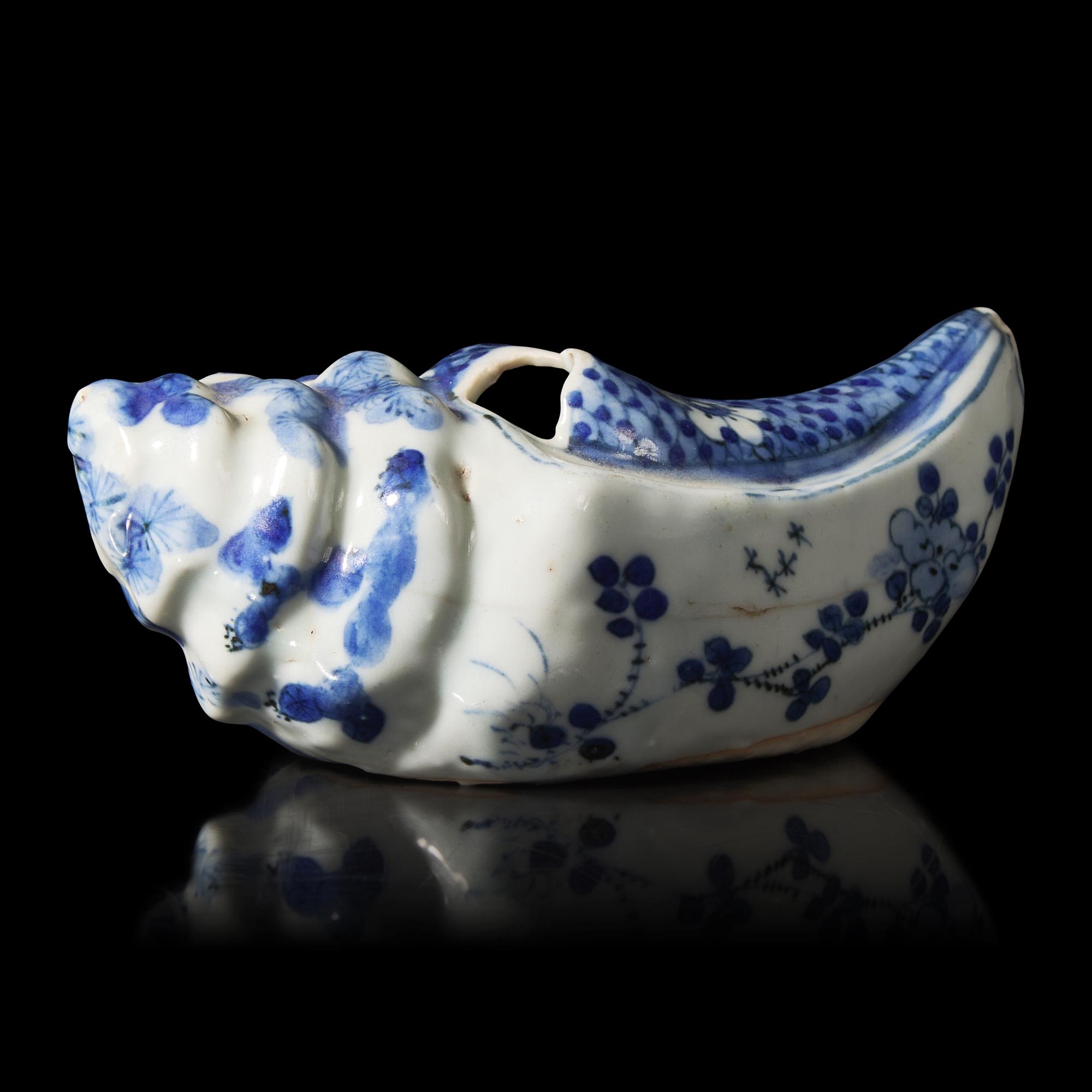 A Chinese Blue and White Porcelain Conch-Shaped Water dropper, Wanli Period 明萬曆 青花海螺式硯滴