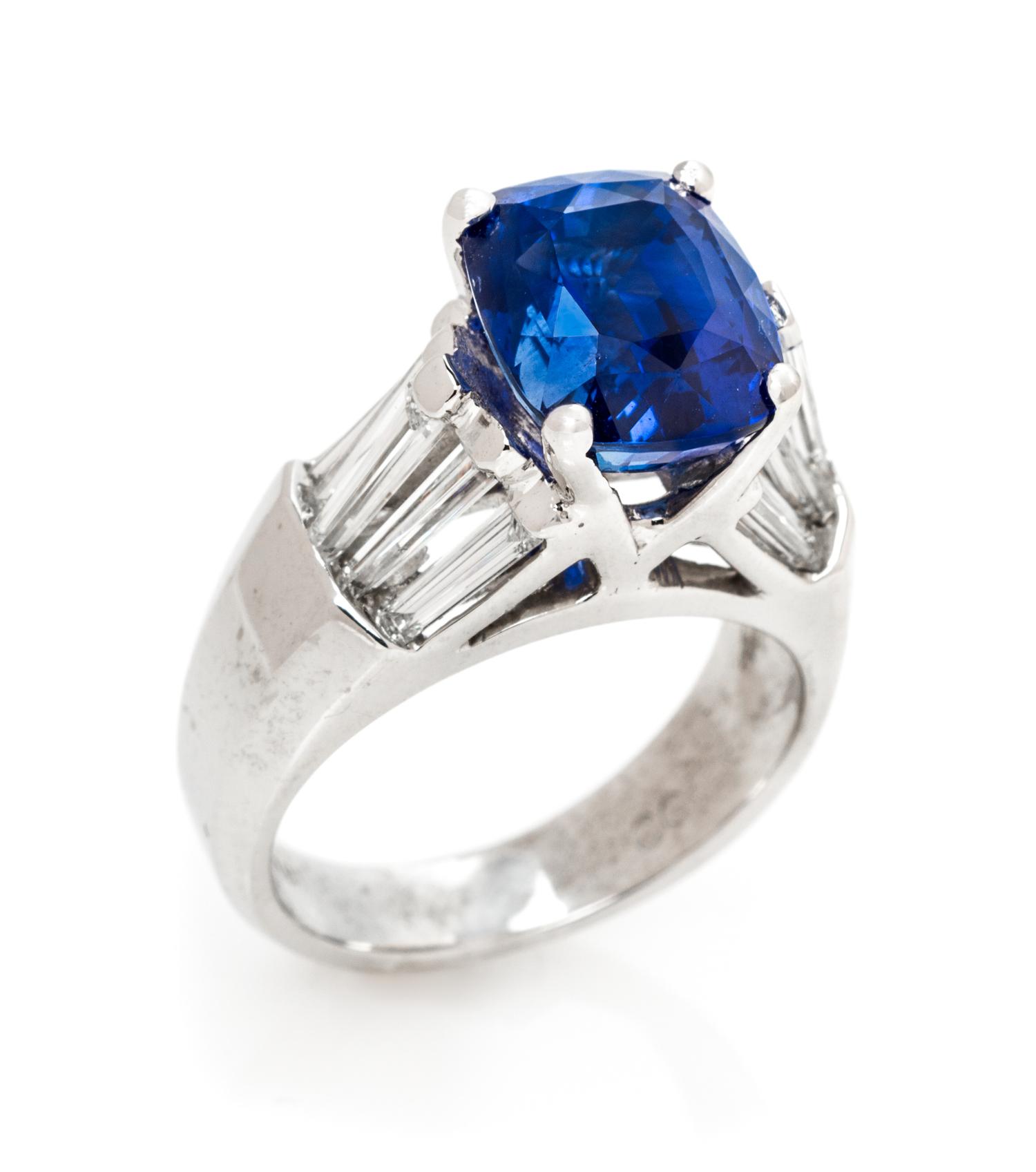 An 18 Karat White Gold, Sapphire and Diamond Ring, 8.20 dwts.