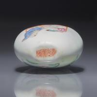 A Chinese Enameled Porcelain Snuff Bottle, Daoguang Mark and of The Period — 清道光 粉彩人物圖鼻煙壺