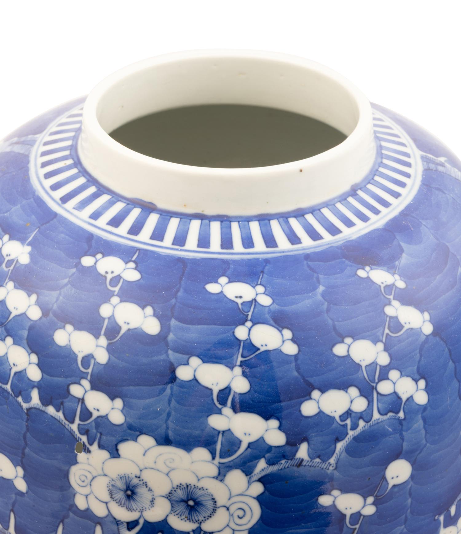 A Chinese Blue and White Porcelain 'Crackled Ice and Prunus' Covered Jar