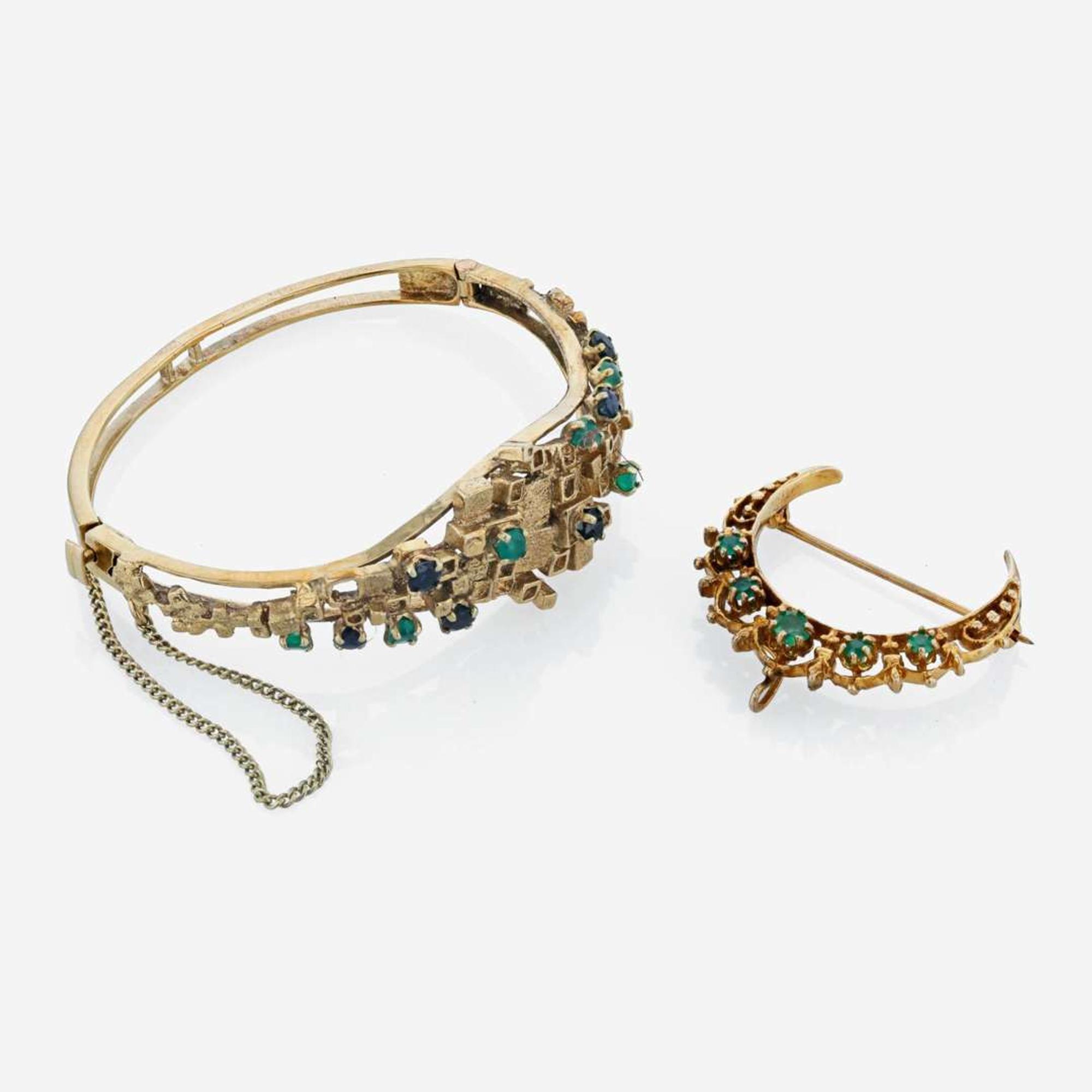 A 14K yellow gold bangle with pendant/brooch