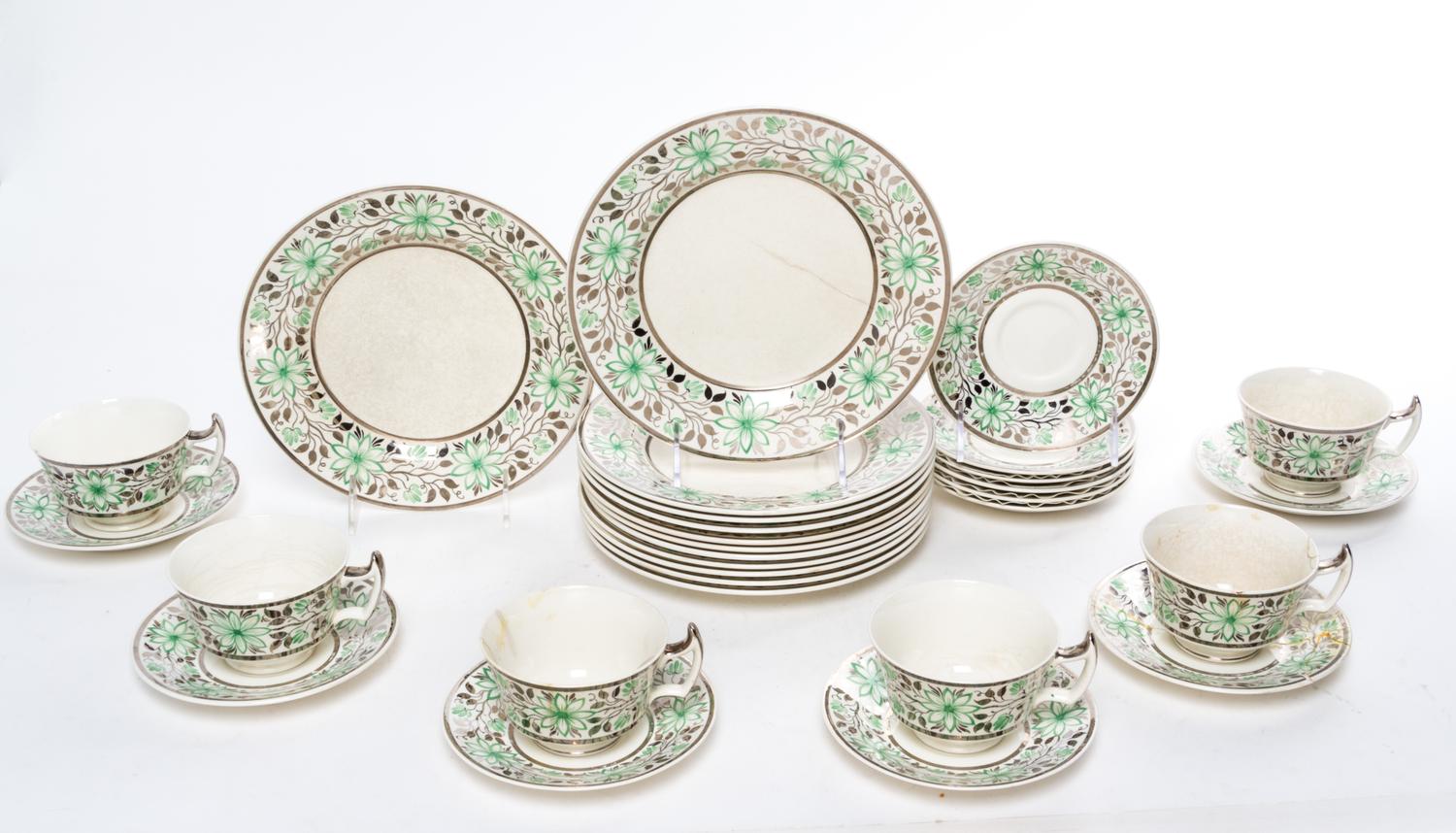 A Wedgwood Partial Lusterware Service Diameter of dinner plate 8 inches. — 19TH/20TH CENTURY