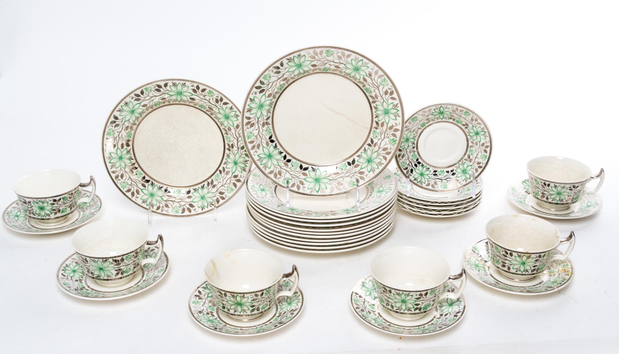 A Wedgwood Partial Lusterware Service Diameter of dinner plate 8 inches. — 19TH/20TH CENTURY
