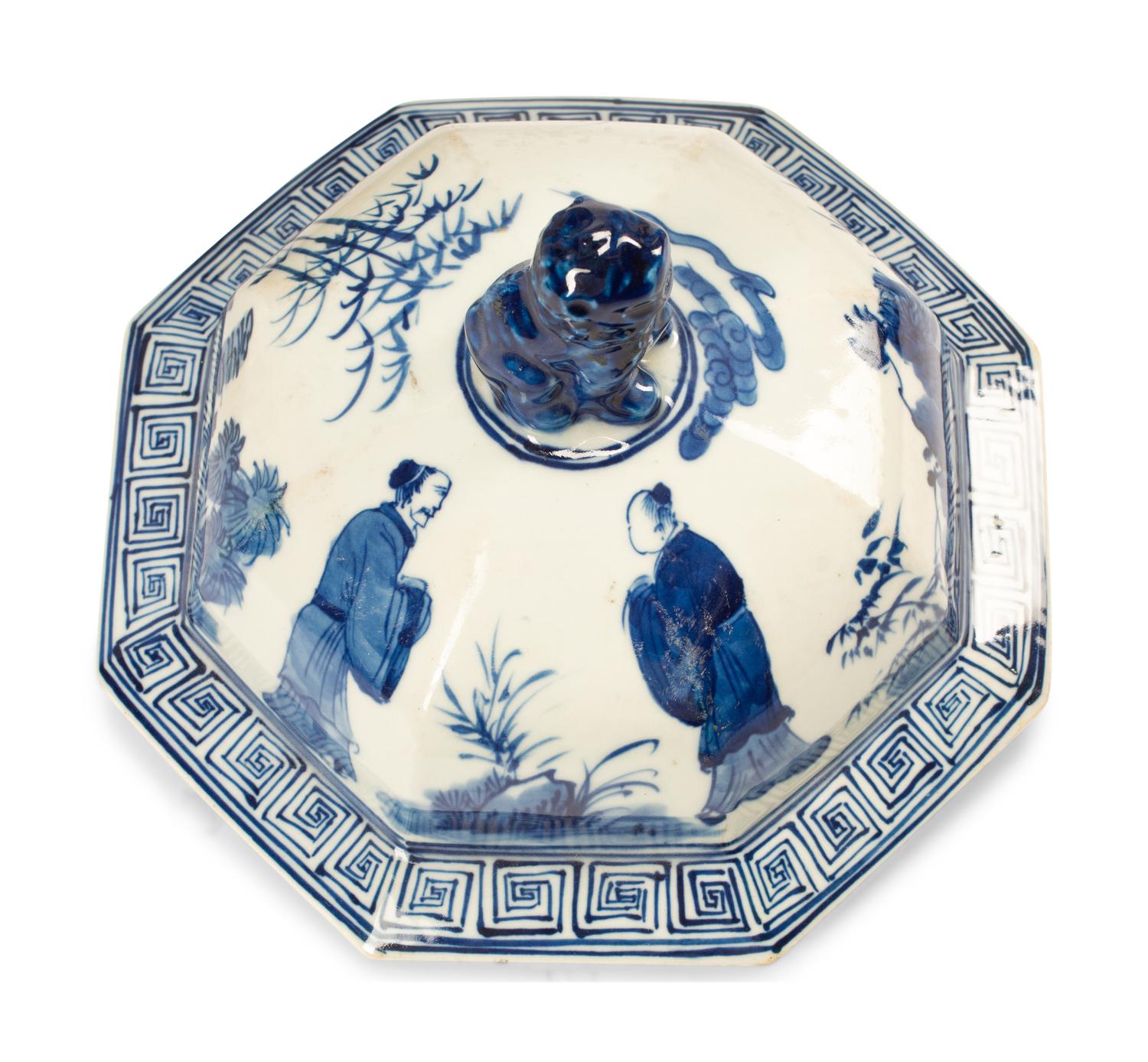 A Chinese Export Blue and White Porcelain Jar