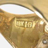 An 18K Yellow Gold and Diamond Ring