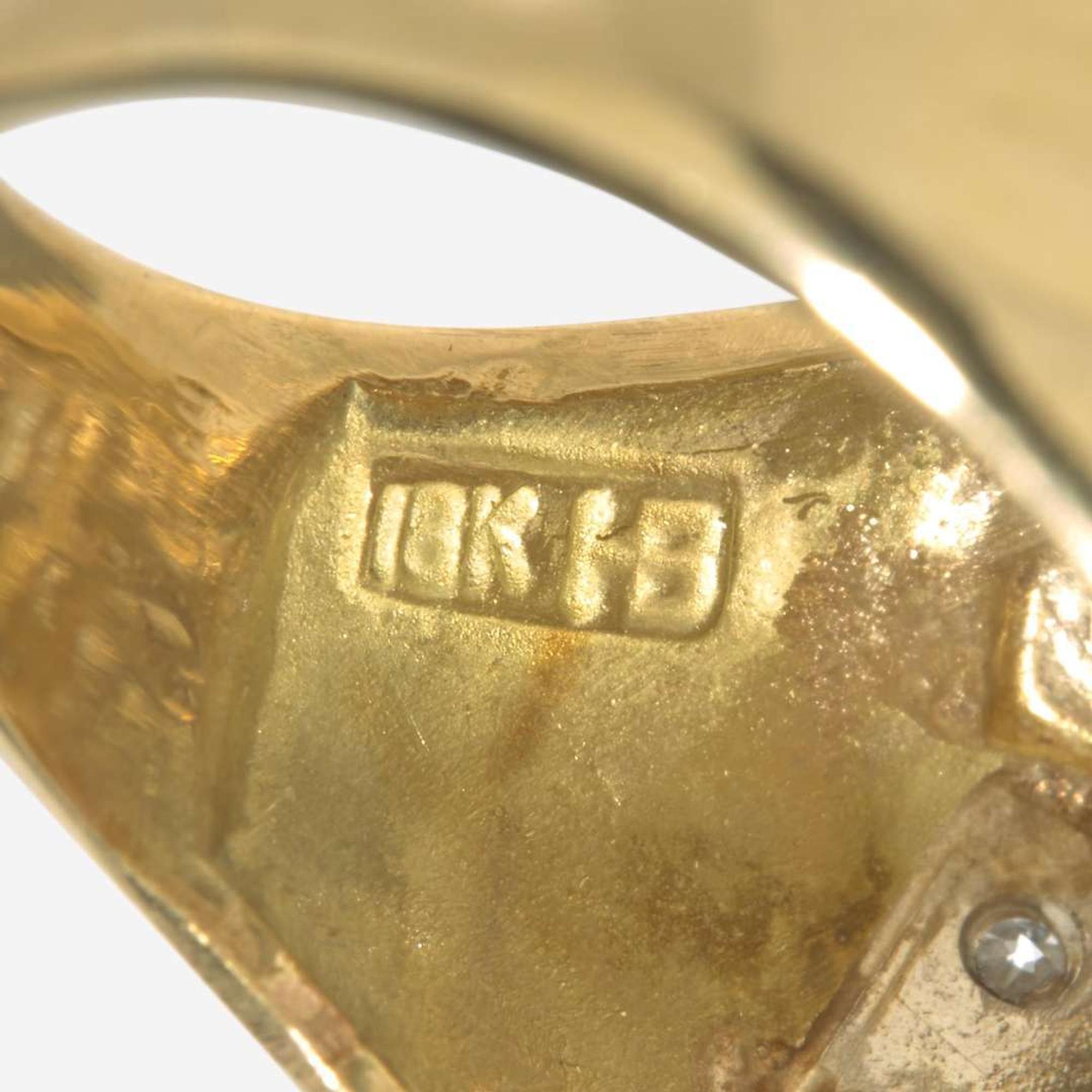 An 18K Yellow Gold and Diamond Ring