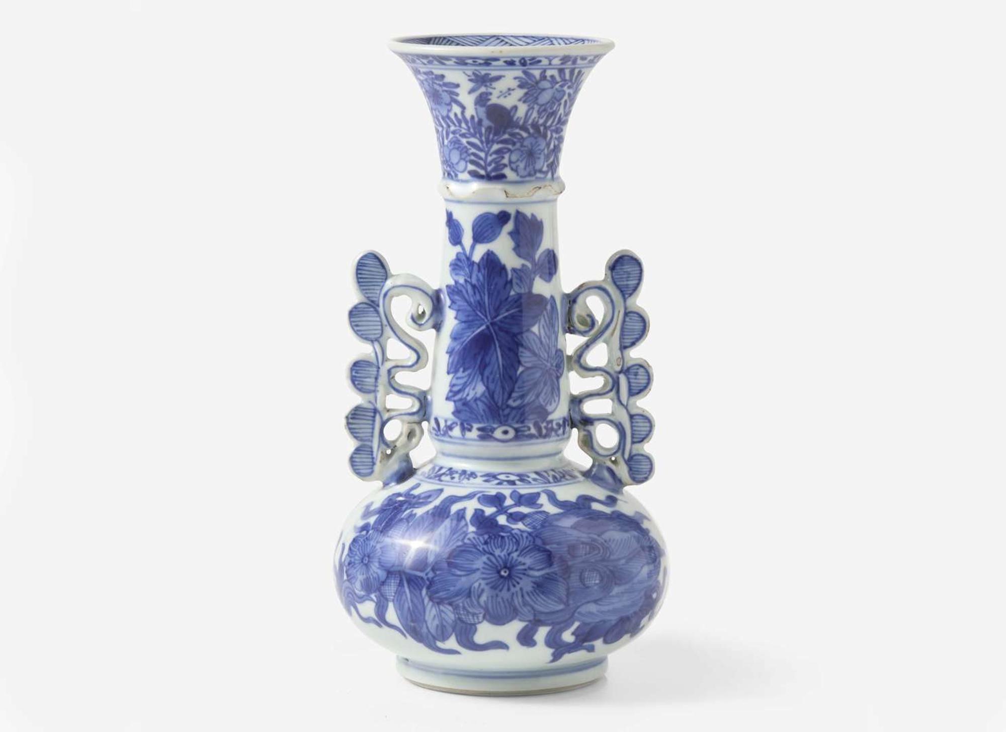 A Chinese blue and white porcelain export Venetian-style vase, Kangxi period 青花外銷瓷瓶 清 康熙