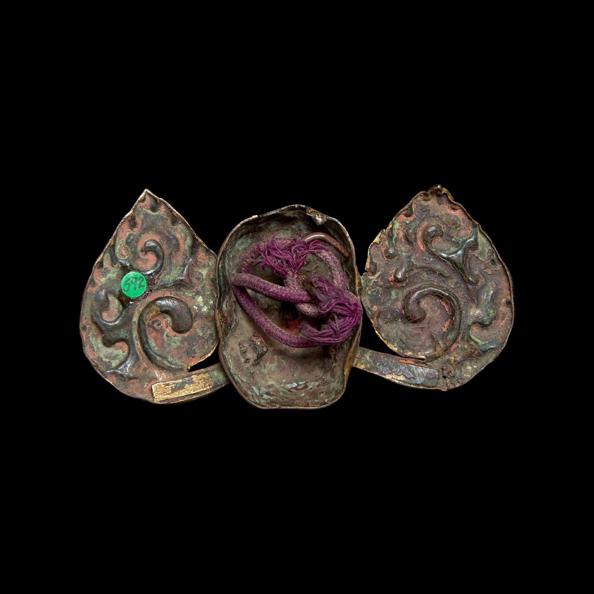 A Tibetan Gilt Copper Alloy Repousse ‘Flaming Skull’ Fitting, 18th/19th Century 十八/十九世紀 西藏銅鎏金頭骨式嵌件