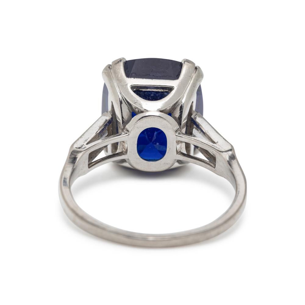 AN IMPORTANT KASHMIR UNHEATED SAPPHIRE AND DIAMOND RING