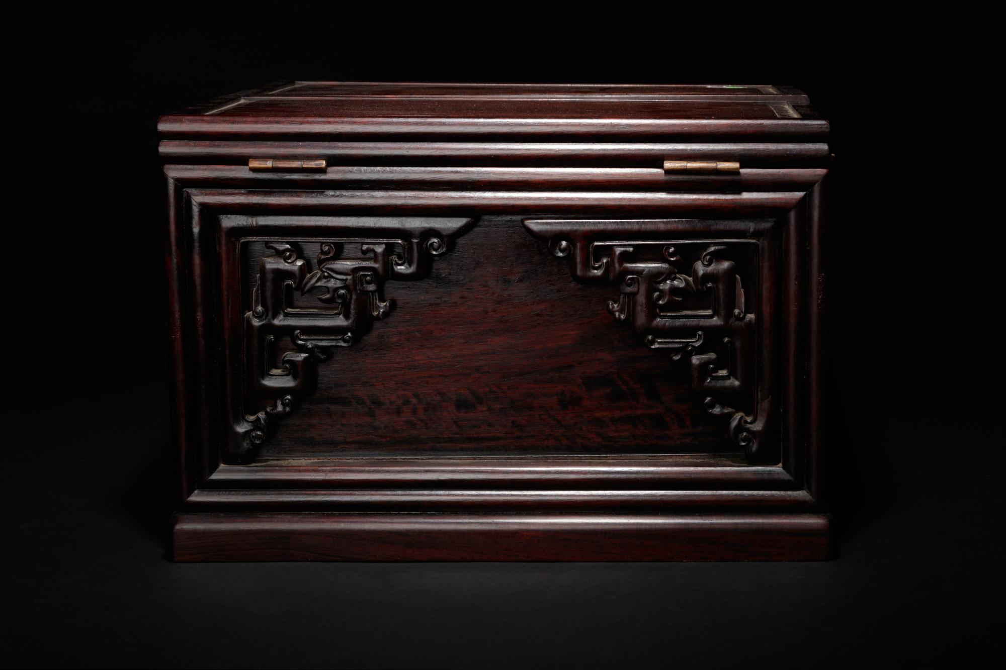 A Hongmu Dresser
