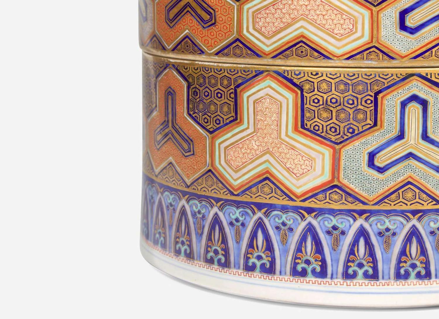 A large and impressive Japanese four-tier enameled porcelain box, Meiji/Taisho period 日本四層大瓷盒 明治或大正